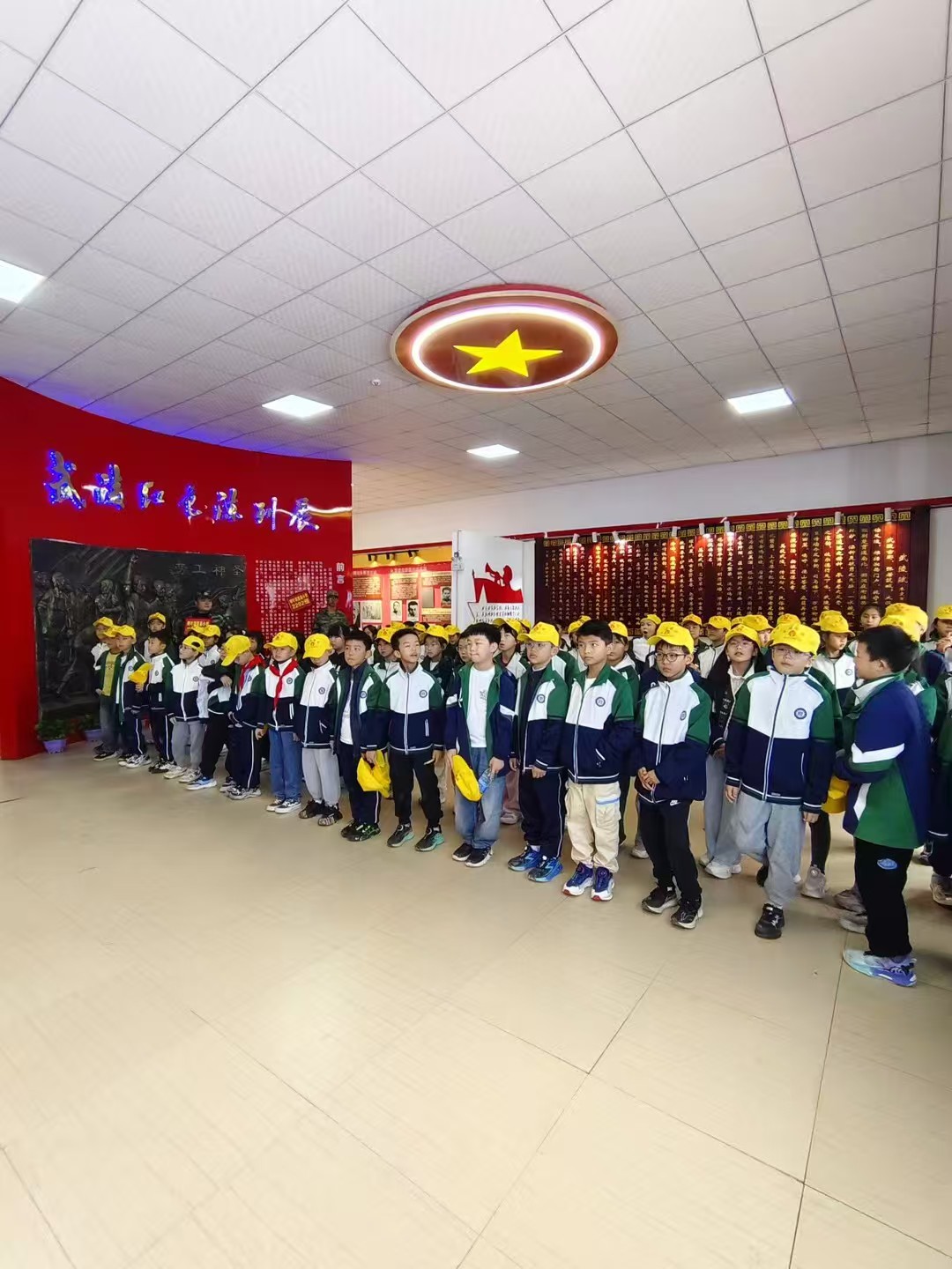 柳叶湖区复基小学的近六百学生来到了中旺红色文化教育实践基地