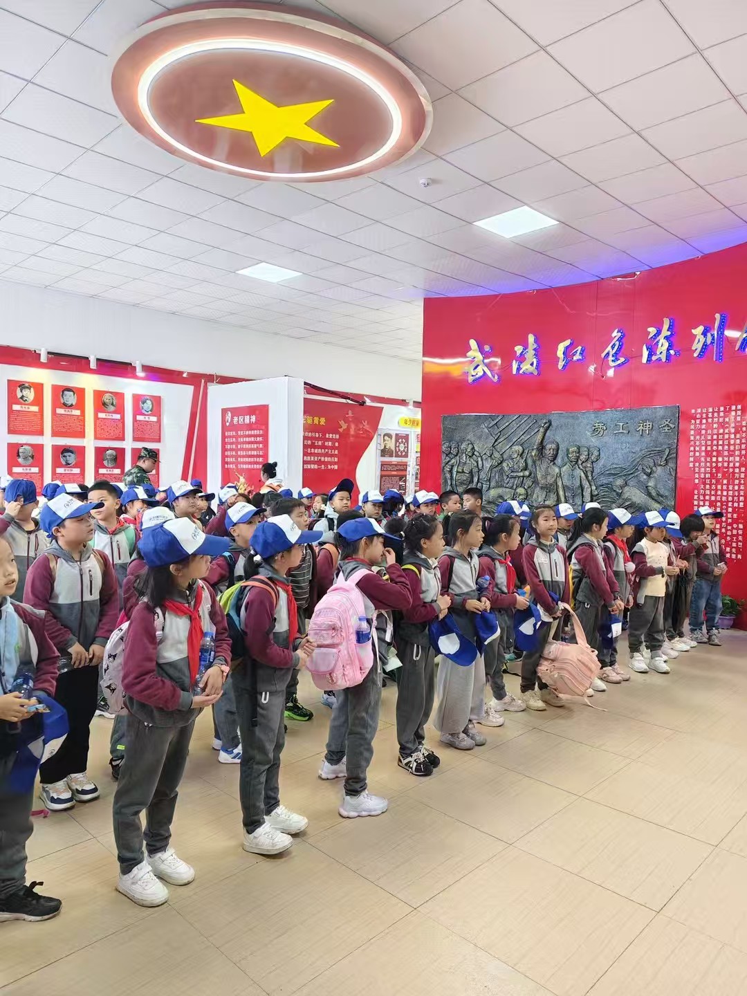 工农小学二、三年级的学生来到武陵红色陈列馆参观